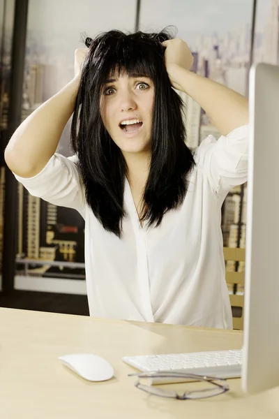 Louco gritando mulher de negócios na frente do computador — Fotografia de Stock