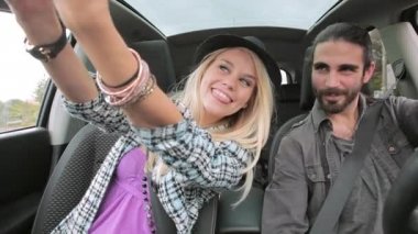 hipster çift selfie araba sürüş sırasında yapıyor