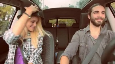 Araba havalı genç hippi çift şarkı