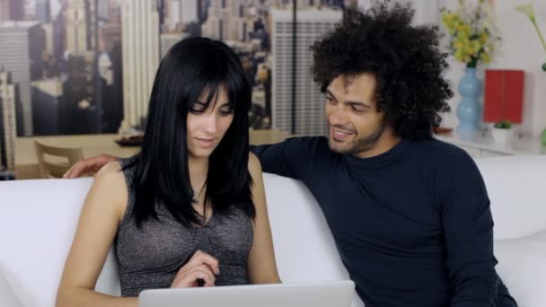 Glückliches Paar zu Hause, das mit dem PC arbeitet — Stockvideo