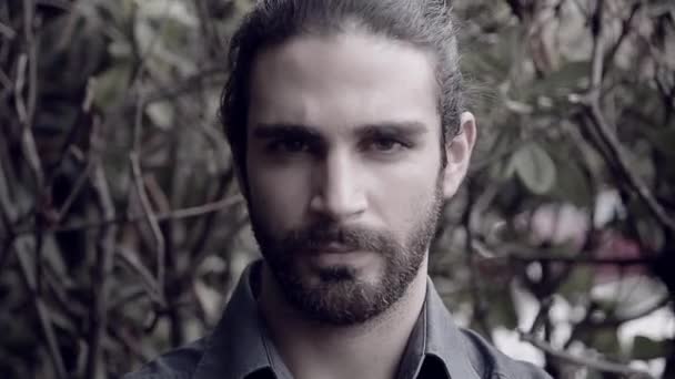 Fotoğraf makinesi portre seyir sakallı serin yakışıklı adam — Stok video