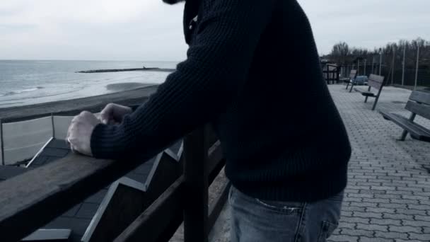 Üzgün yalnız kızgın adam okyanusun önünde — Stok video