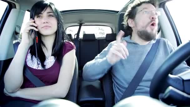 Mujer buscando loco novio bailando mientras conduce coche — Vídeos de Stock