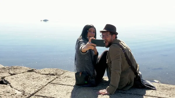 Linda pareja en el amor tomar selfie en frente del lago en vacaciones Imágenes De Stock Sin Royalties Gratis