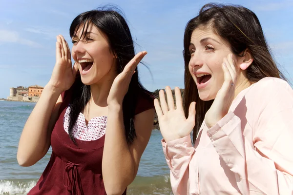 Chicas lindas sonriendo feliz en frente del mar mirando la vista —  Fotos de Stock