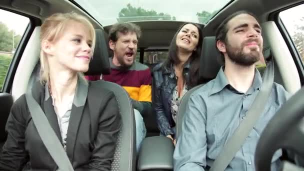 Люди за рулем автомобиля, отправляющиеся в отпуск, смотрят, как хорошо провести время — стоковое видео