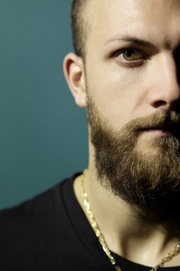 Karanlıkta ışık vertica ray ile yakışıklı dalgın adam