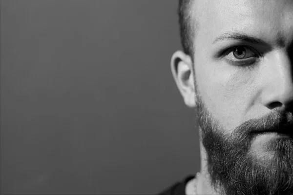 Retrato del hombre fresco fuerte que mira la cámara en blanco y negro — Foto de Stock