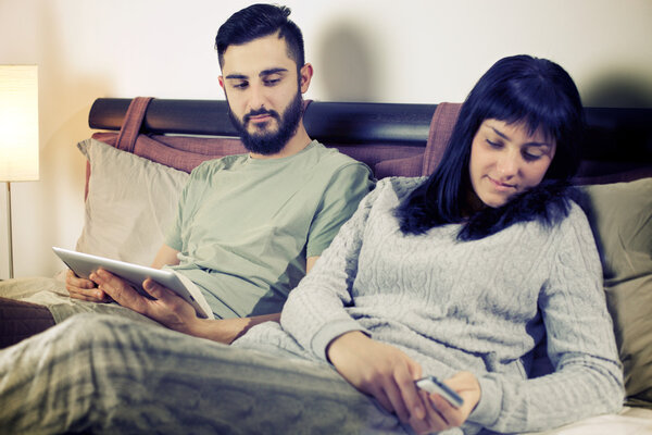 Ревнивый парень ищет девушку, которая пишет смс с сотовым телефоном в постели
