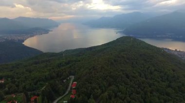 Dağlar ve lake maggiore batımında havadan görüntüleri