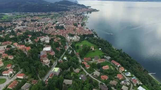 Imágenes aéreas de la ciudad en el lago — Vídeo de stock