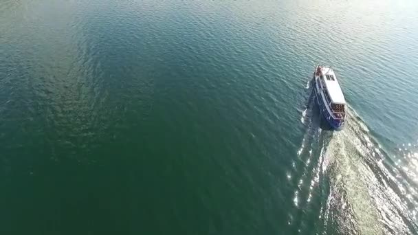 Aerial shot of touristic boat on lake in summer — Stock Video
