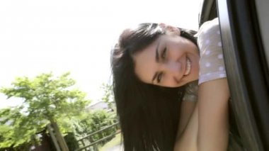 Mutlu kadın cep telefonu closeup ile kız arkadaşıyla yatakta söz