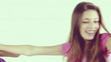 İki mutlu kadın genç Vintage bir görünüm dans