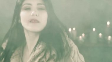 Vampir kadın kamera seyir ağız kan