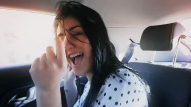 Sevimli kadın görünümlü kamera araba ağır çekimde dans Vintage tarzı