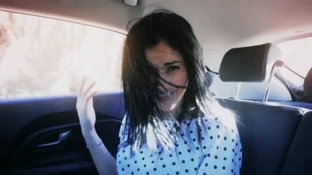Урожай стиль мила жінка танцює дивиться камеру в машині повільний рух — стокове відео