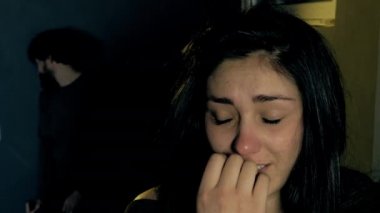 Erkek karanlıkta sarhoş olmaya başladı ederken ağlayan kadın