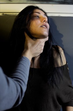 kadın adam kadınlar üzerinde sokak şiddet tarafından boğulmuş