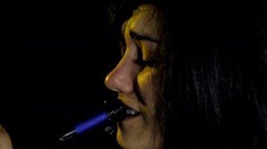 Yalnız kadın şarap closeup şişeyle sarhoş depresif