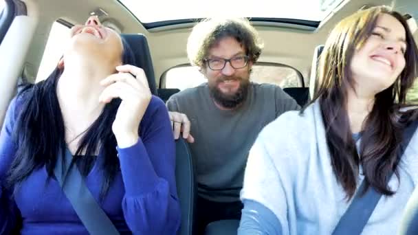 Les gens criant rire et danser en voiture heureux — Video