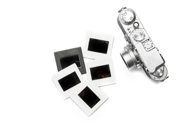 老相机和白色背景上的幻灯片 — 图库照片