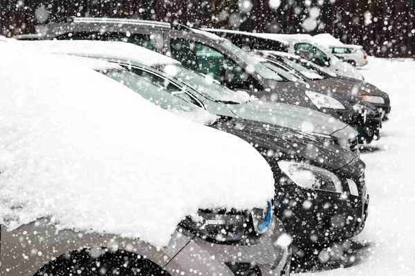 Araba ile kar üzerinde bir park yeri — Stok fotoğraf