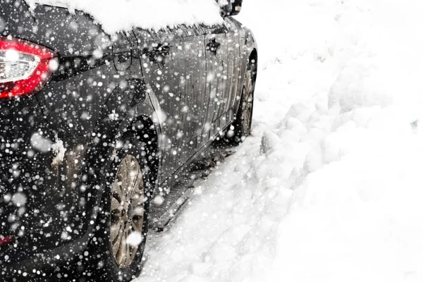 Karda bir arabanın yan Panoraması — Stok fotoğraf