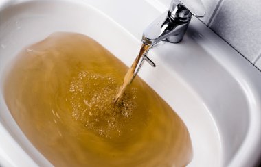 Bir lavabo içine çalışan kirli kahverengi su