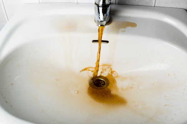 Brudnej wody brązowy systemem do zlewu — Zdjęcie stockowe