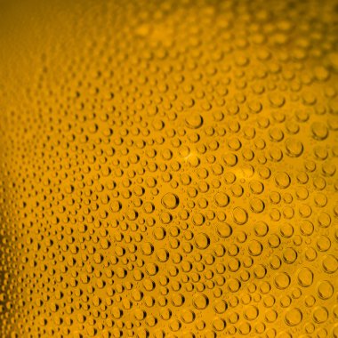 Bir şişe veya cam sarı turuncu damla