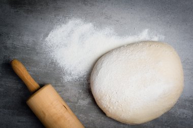 Hamur, un ve oklava taş bir tablo
