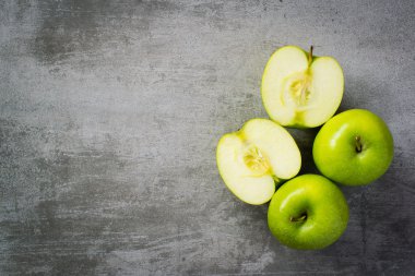 Beton zemin üzerine yeşil elma