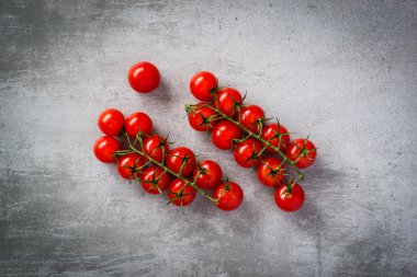 Beton zemin üzerine domates