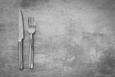 Çatal ve bıçak beton zemin üzerine