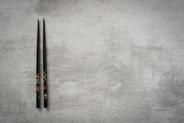 Chopsticks na mesa de concreto — Fotografia de Stock