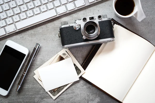 Fotografen werkruimte met camera, foto's, computer, koffie en notebook — Stockfoto