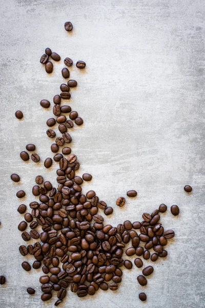 Koffiebonen op concrete achtergrond Stockfoto