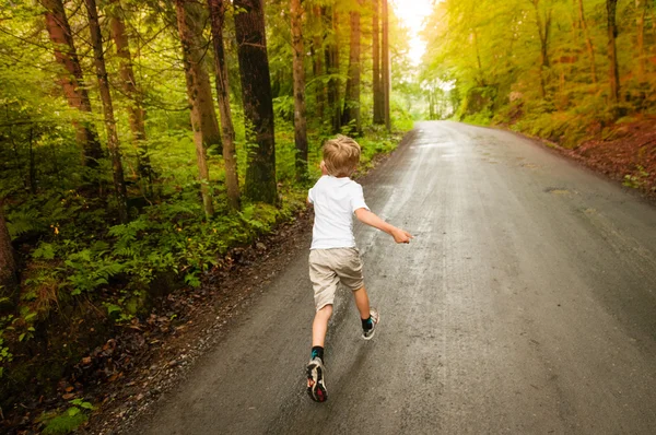 Joven chico correr en el bosque —  Fotos de Stock