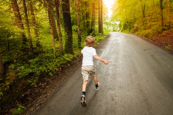 Jovem corre na floresta — Fotografia de Stock