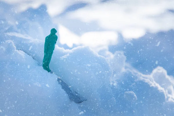 Dışarıda Karda Eski Bir Oyuncak Kayak Kazağı — Stok fotoğraf