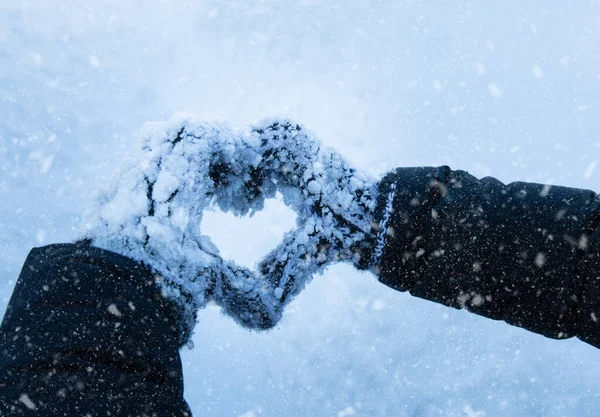 Karlı Yün Eldivenler Soğuk Kış Manzarasında Kalp Yapıyor — Stok fotoğraf