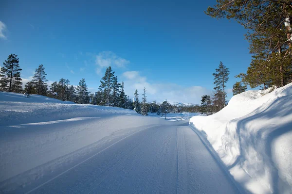 Yolunda Çok Kar Olan Bir Dağda Kış Manzarası — Stok fotoğraf