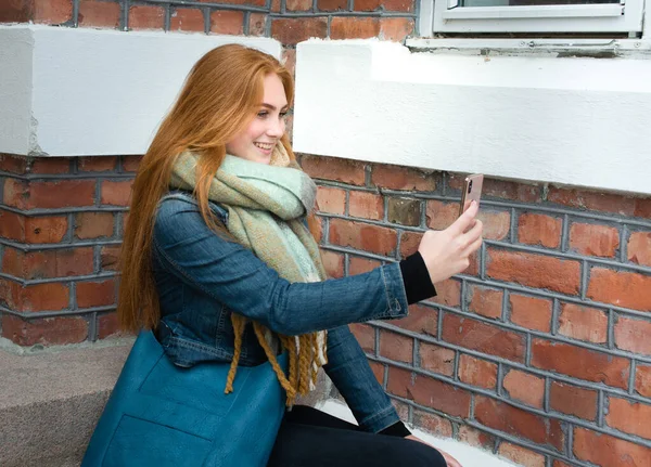 Jeune Femme Aux Longs Cheveux Roux Grande Écharpe Prendre Selfie Photo De Stock