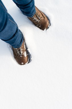 Karda yürüyüş botları.