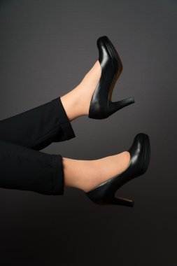 Bacak ve siyah ayakkabı