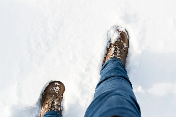 Karda yürüyüş botları. — Stok fotoğraf