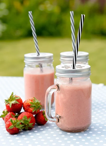 Aardbeiensmoothie Rechtenvrije Stockafbeeldingen