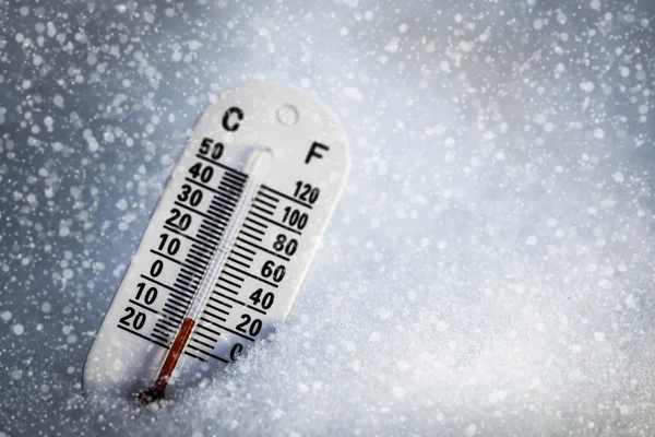 Celsius ve fahrenheit ile karda termometre — Stok fotoğraf