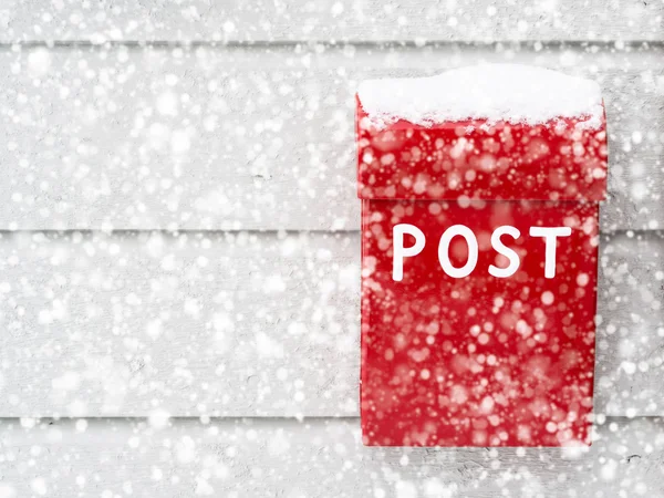 Cassetta postale rossa nella neve — Foto Stock